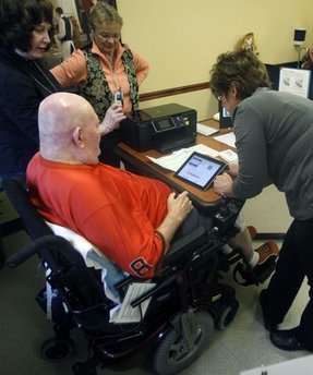 Foto 0 en  - El iPad ayuda a algunos ciudadanos a votar en Oregon