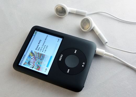 iPod nano con sus auriculares