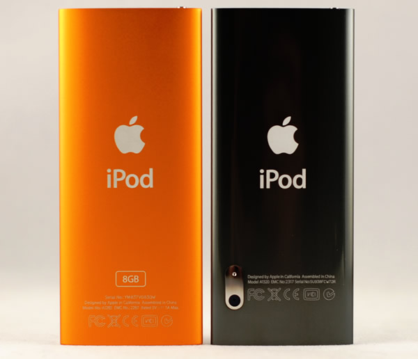 iPod nano de cuarta generación (izquierda) junto a iPod nano de quinta 